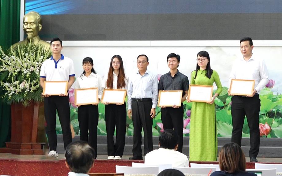 15 CB-GV, HV-SV đạt giải thưởng “Tài năng khoa học TDMU” 2024